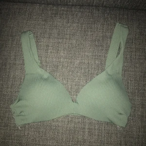 Bikinitopp från H&M - Säljer nu min bikinitopp från H&M i strl 34, har aldrig används för att den var för liten för mig. Pris går att diskutera.