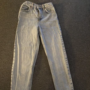 Jeans - Säljer dessa jeans i strl 146 på grund av att dom är för små☺️bra skick👍(från Gina tricot Young)