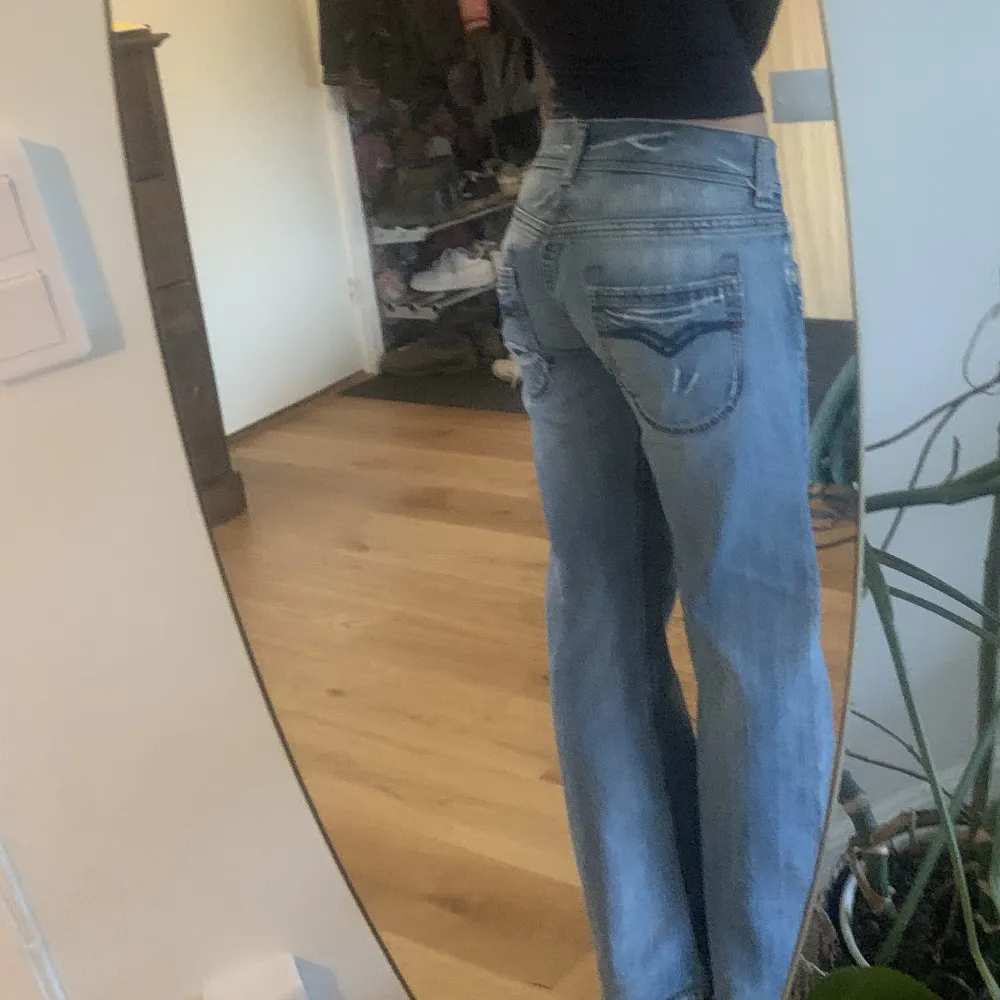 Lågmidjade vintage jeans, straight leg. Säljer då de är för stora för mig. Storlek w28/l32. Jeans & Byxor.