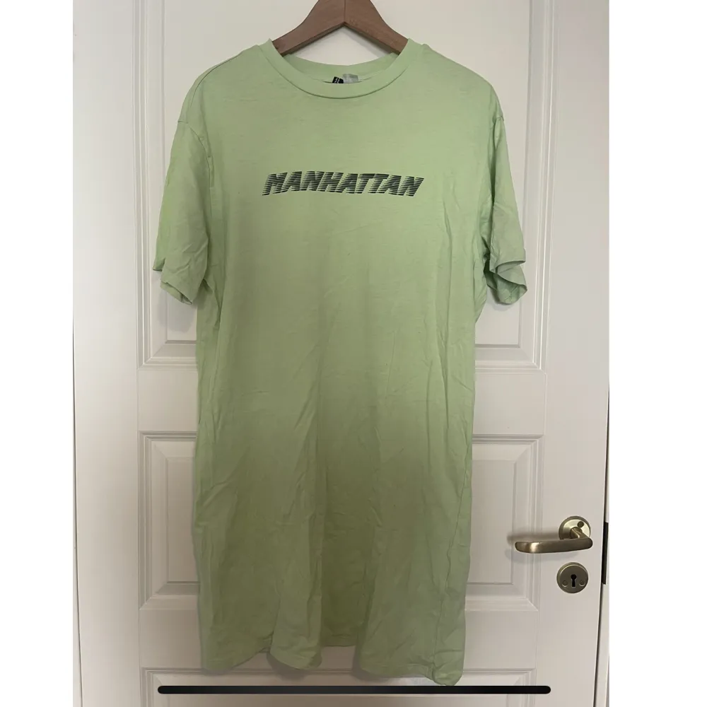 Ljusgrön T-shirt klänning med Manhattan tryck från hm. Använd ett fåtal gånger. . Klänningar.