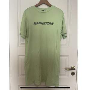Ljusgrön T-shirt klänning med Manhattan tryck från hm. Använd ett fåtal gånger. 