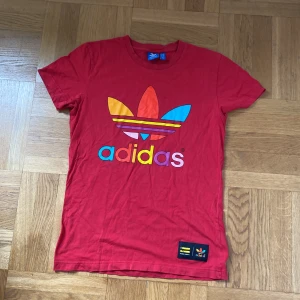 T-shirt Pharrell Williams x Adidas - T-shirt från Pharrell Williams x Adidas  Tröjan och trycket är i fint skick Storlek: S