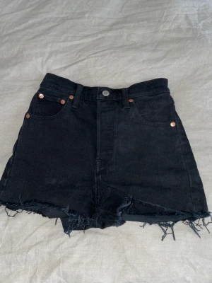 Levis shorts  - Svarta snygga Levis shorts i storlek 23. Säljer dom av samma anledning som dem blåa. Använder dom aldrig. Dessa ska jag fick tvätta så fläckarna på bilden går bort 
