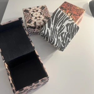 Smyckeskrin  - Säljer mina fyra smyckeskrin som jag inte längre använder😍 Skrinen har magnet fäste som håller dom stängda🥰Eftersom dom är använda så finns det vissa små fläckar, dock inget jag någonsin tänkt på. Köp alla för 70 kr😍
