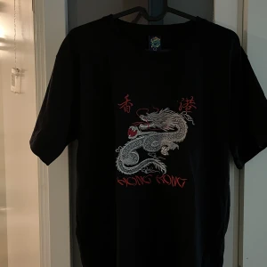 T-shirt - T-shirt från beyond retro! Står att det är storlek L men skulle säga att det är S/M beroende på hur man vill att den sitter.