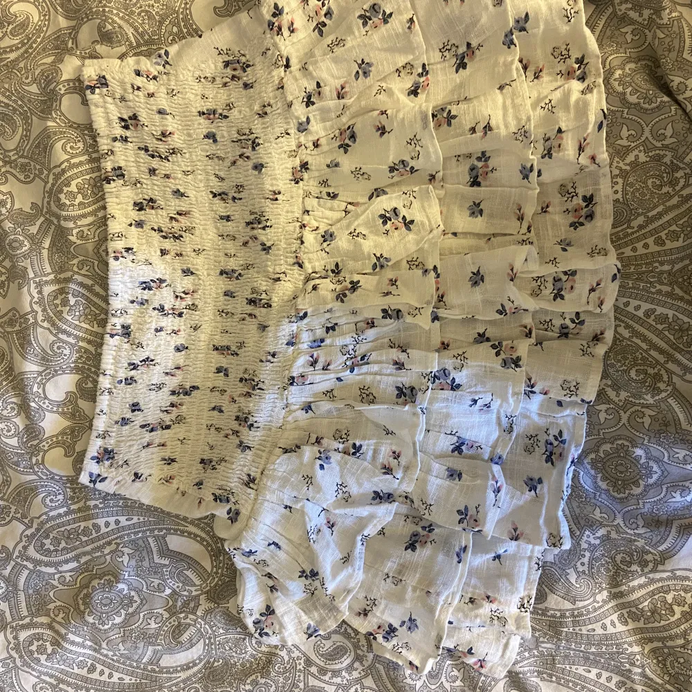 Säljer min blommiga kjol från stradivarius som jag köpt på Zalando, den har aldrig använts och jag köpte den förra sommaren. Köparen betalar för frakten 💕. Kjolar.