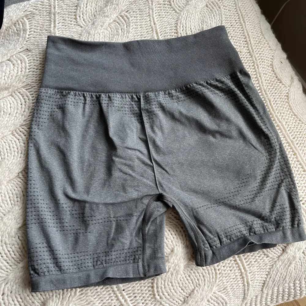 Säljer dessa oanvända gymshark shorts då jag har fler liknande☺️ skulle passa M också. Nypris 499kr . Shorts.