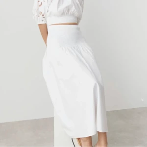 Vit lång kjol - Så fin vit lång kjol från gina tricot som aldrig kommit till användning, köpt för några veckor sedan (nypris 500kr) lite skrynklig men kan strykas om det önskas, skriv för fler bilder ❤️❤️❤️ strl S men passar även mig som brukar ha XS❤️