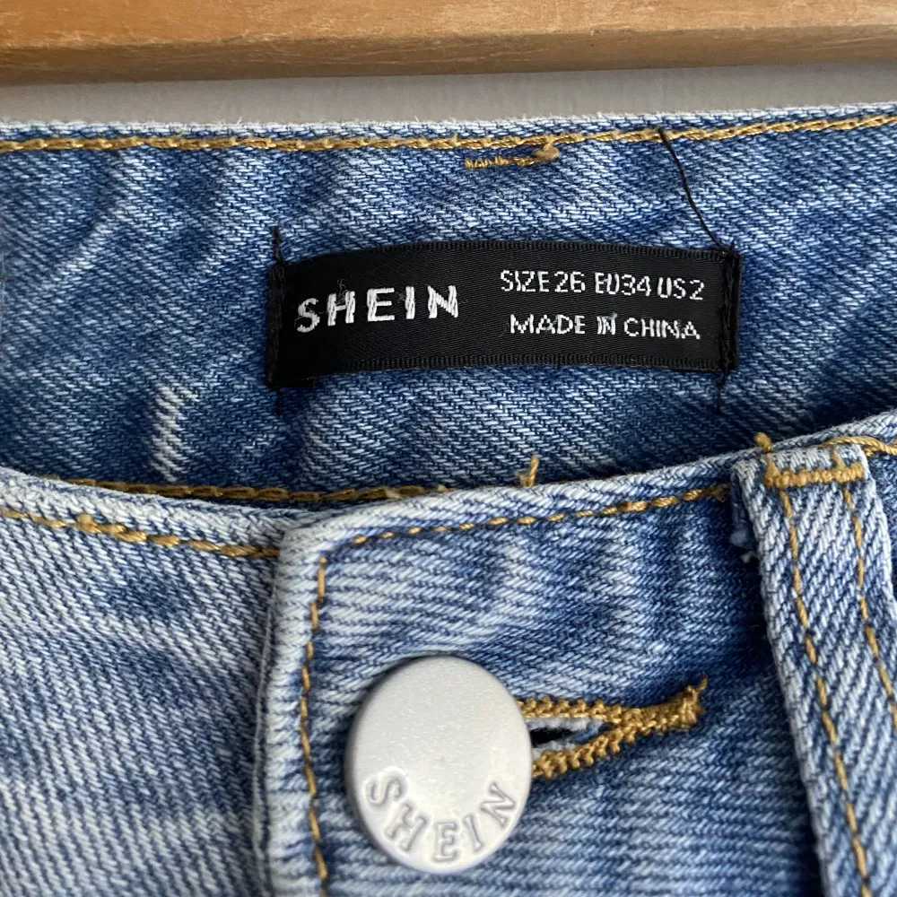 Ett par snygga vida blåa jeans ifrån Shein.  I storlek 34. Använda ca 5 gånger. Går till mina anklar på mig som är ca 162cm lång🩵 Köparen står för frakten. Skriv privat ifall fler bilder önskas☺️. Jeans & Byxor.