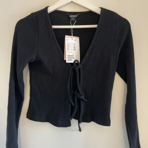 Kofta  - Oanvänd kofta från monki.