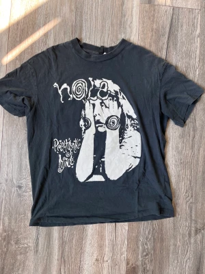 Svart t-shirt - Svart t-shirt med tryck använd men inga skavanker, over size🌺finns på flera sidor