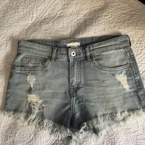 Lågmidjad jeansshorts - Superfina lågmidjade jeansshorts från HM , storlek 34💞💞💞
