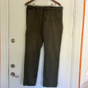 Chinos, Gant - Olive-coloured chinos.  Model: Low waist, Narrow Fit