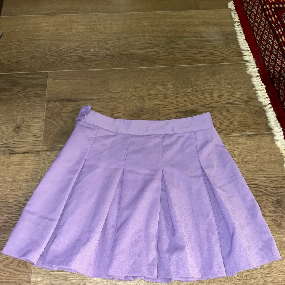 En lila kjol i storlek 36. Den är i väldigt bra och fint skick. Endast använd några få gånger. Säljer pågrund av att den är för liten. . Kjolar.