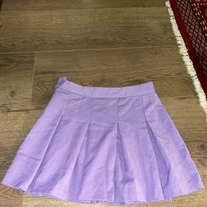 En lila kjol i storlek 36. Den är i väldigt bra och fint skick. Endast använd några få gånger. Säljer pågrund av att den är för liten. 