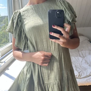 Klänning - Säljer denna super fina gröna klänning. Den är perfekt som strand och festklänning! Aldrig använd så den är i ett mycket bra skick!💕
