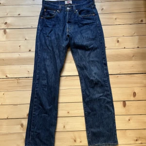 LEVIS 501 - Levis 501or i mörk tvätt.  W: 28 L: 30   Passar en 34/S/24-25 