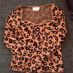   Leopard topp med utskärning - Den är lite mörkar i verkligheten, ej använd . 