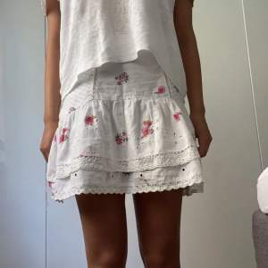 Super fin zara kjol andvänd kanske 2 gånger så inga täken  på andvändning!💘 