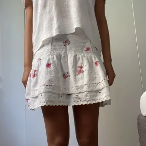 Zara kjol - Super fin zara kjol andvänd kanske 2 gånger så inga täken  på andvändning!💘 