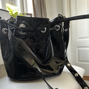 Monki väska - Väska från Monki. Har använt den 1 gång. Jag säljer den då den inte kommer till användning 🩷 Köparen står för frakten!