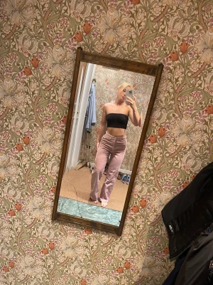 manchesterbyxor - Superfina rosa byxor ifrån Monki! 