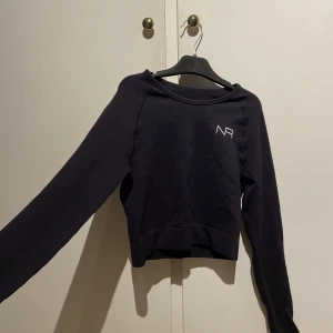 Träningströja - Hej! Säljer denna tränings tröjan från NA i storlek XS! Inprincip oanvänd med mycket skönt material och fint skick! 