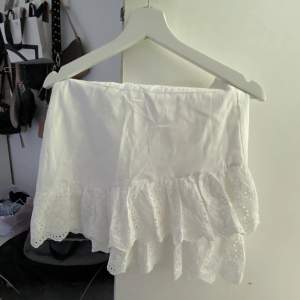 helt ny vit kjol, med broderi & volang! säljer då jag rensar i garderoben! super fin! priset kan diskuteras 