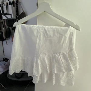 kjol med broderi  - helt ny vit kjol, med broderi & volang! säljer då jag rensar i garderoben! super fin! priset kan diskuteras 