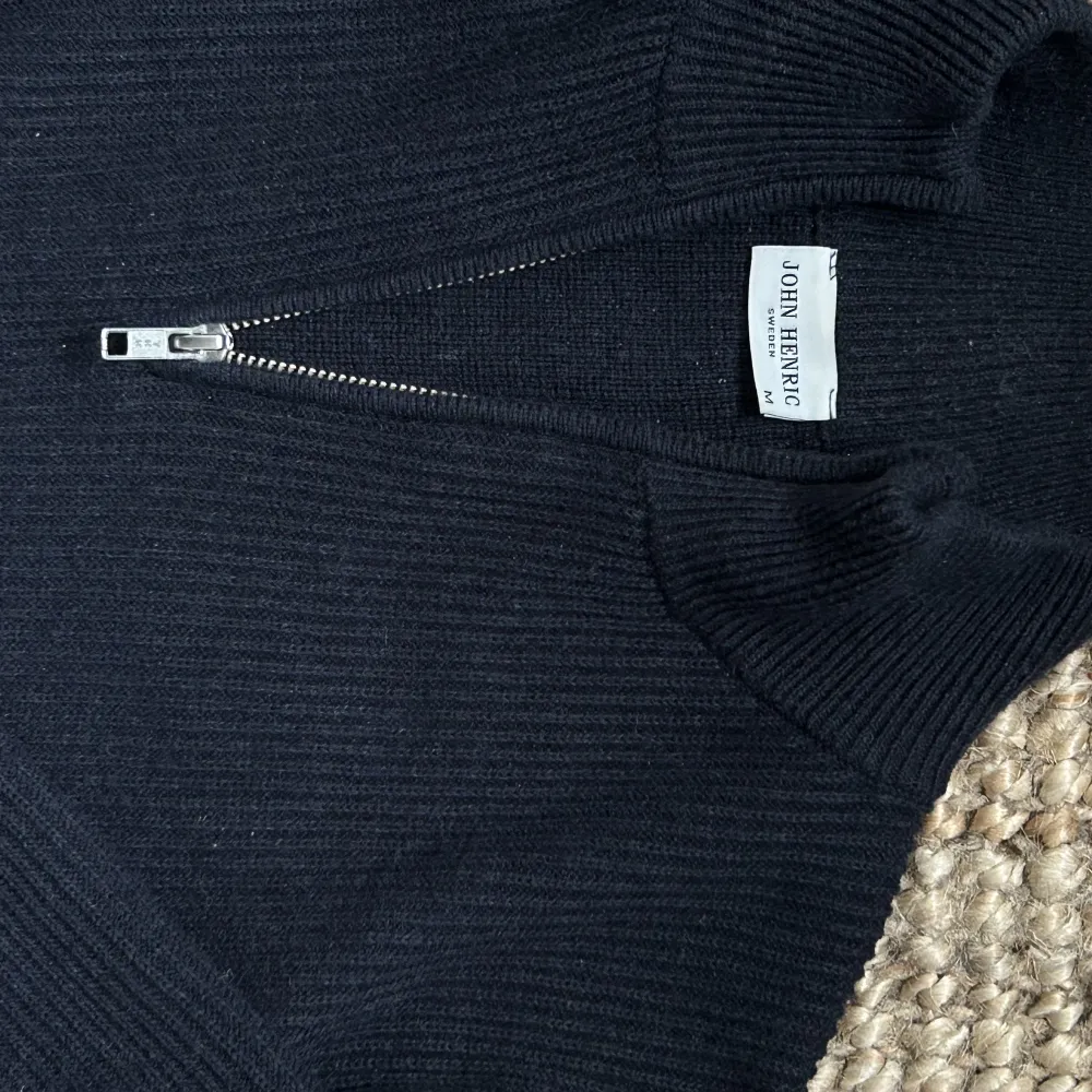 Varm stickad tröja med silvrig Zip från John Henric. 100% bomull. Orginal pris: 899kr. Stickat.