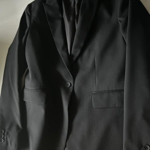 Kavaj från Cubus  - Storlek 40! Aldrig använd. Felköp   Pris 200