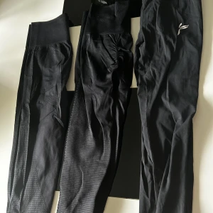Famme träningstights - Första 2 på bilden 30 kr st storlek m Sista paret Famme träningstights storlek M med scrunch, pris 50