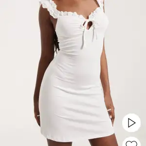 Säljer Nellys populära ” In love dress ”  Köpt för nypris, bara testat en gång men säljer eftersom jag har tillräckligt mycket vita klänningar. 💕