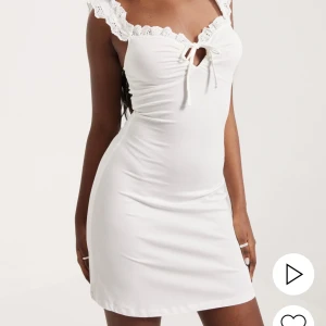 In love dress  - Säljer Nellys populära ” In love dress ”  Köpt för nypris, bara testat en gång men säljer eftersom jag har tillräckligt mycket vita klänningar. 💕