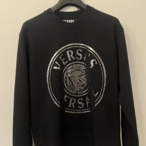 Versace tröja - Använd en gång. Lång och oversize