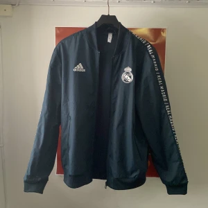 Real Madrid Jacka - Perfekt skick Köpt på Real Madrid store i Madrid