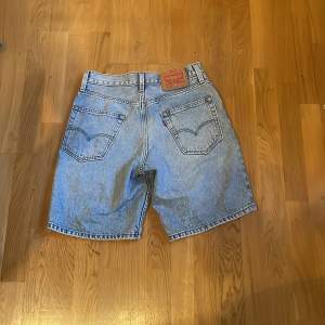 Ett par baggy levis jeans shorts i bra skick! Nypris: 499kr.