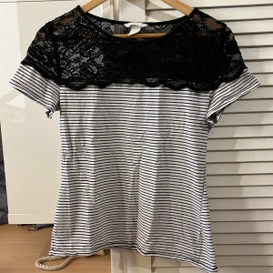 T-shirt med spets - Betalning sker via köp nu🥰 Köparen står för frakten💗