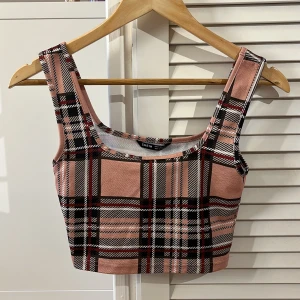 Kort rutigt linne - Betalning sker via köp nu🥰 Köparen står för frakten💗