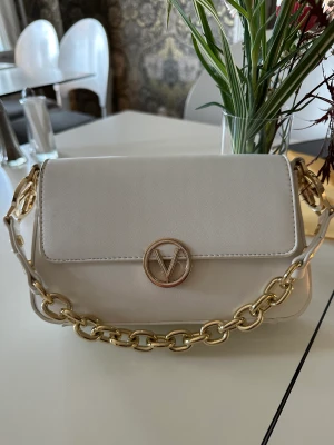 Valentino väska - Så fin liten valentino väska som är perfekt till studenten och är endast använd en gång. Nypris 1200kr