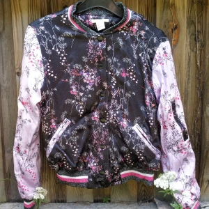 Snygg somrig jacka - Oanvänd. Liten i storlek. Plaggets längd: 52 cm Plaggets bröstvidd: 96 cm Plaggets bottenvidd: 70 cm Plaggets ärmlängd: 42 cm Kontakta mig vid frågor angående plagget och dess mått.