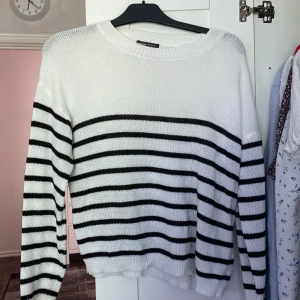 Randig stickad tröja  - Säljer denna randiga stickade tröja som inte kommer till användning 💘 den kommer från shein