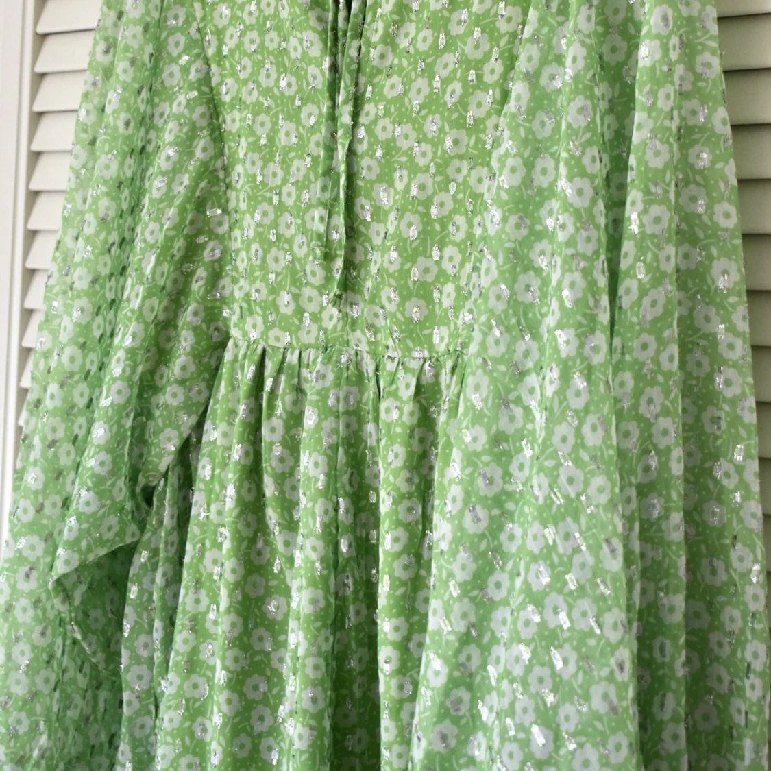 Grönblommig midiklänning med volymärmar  - 91