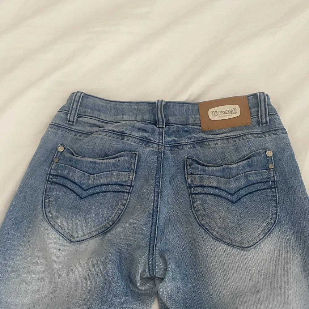 Säljer dessa ass snygga jeans som tyvärr är för stora på mig, köpa här på Plick  💓💓. Jeans & Byxor.