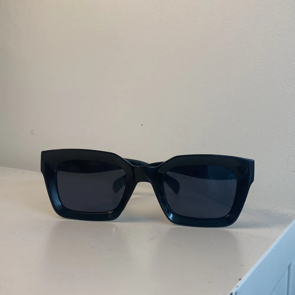 Svarta Solglasögon från glitter som är helt oanvända. Köpta för 100 kr. . Accessoarer.
