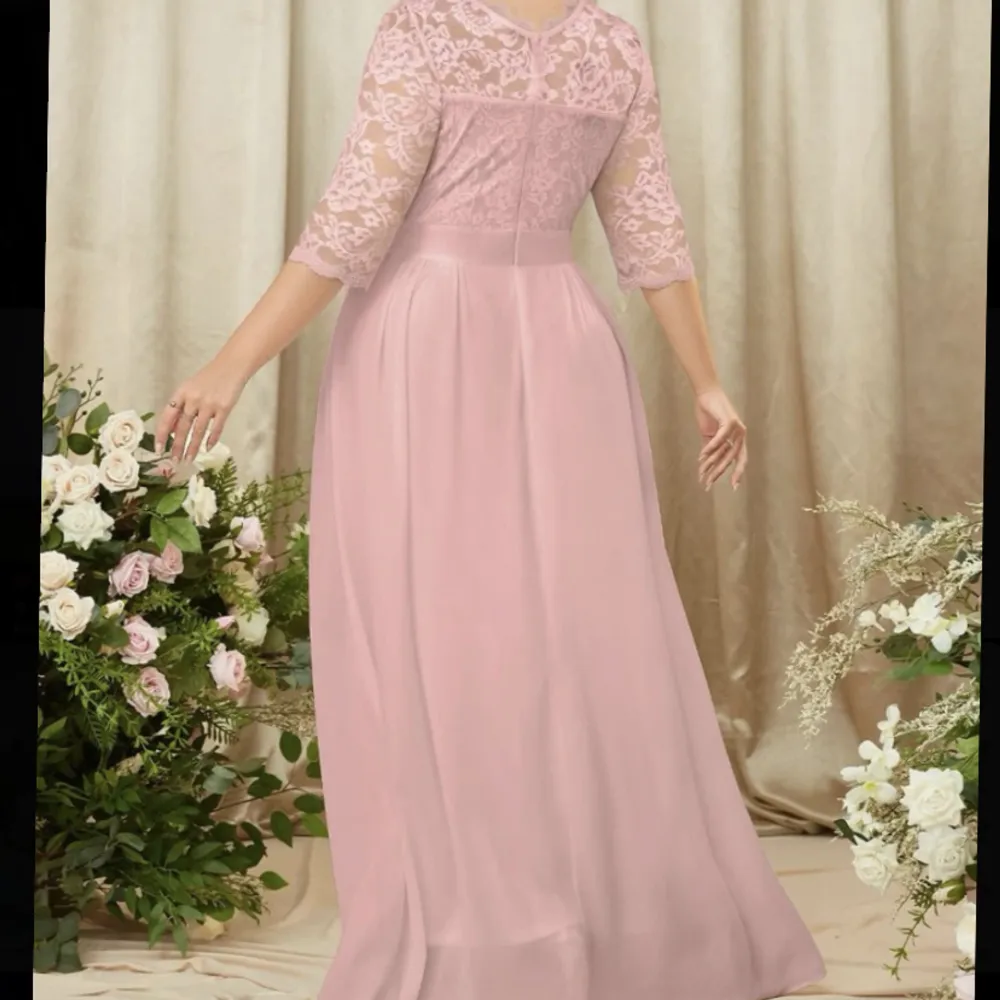 Baby rosa klänning, aldrig använd pga för stor storlek. Strl XL . Klänningar.