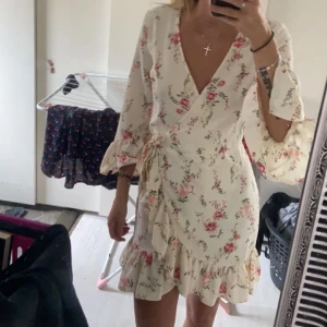 Blommig klänning  - Använd fåtal gånger Strl S