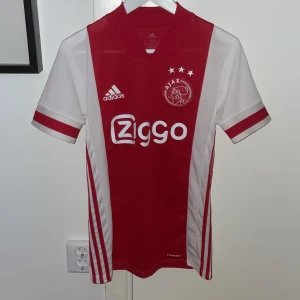 Ajax fotbollströja  - Ajax hemmaställ från säsongen 20/21 i storlek XS men passar helt okej på S