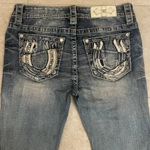 Miss me jeans - Ett par lowwaist bootcut miss me jeans i fint skick utan fläckar. Midjemåttet är 39cm (tvärs över) och innerbenslängden är 87cm. Tryck gärna på köp nu!