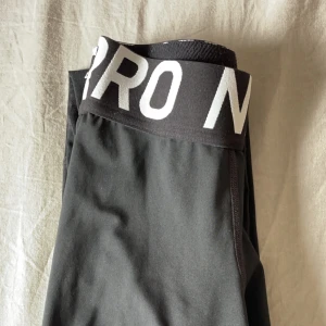 Tights  - Säljer ett par jätte fina Nike pro tights i stolen xs bra kvalitet och snygga! Säljer för 50kr 